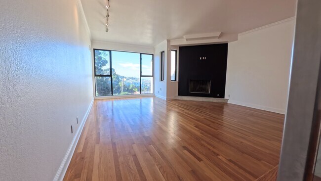 Building Photo - 5003 Diamond Heights Blvd