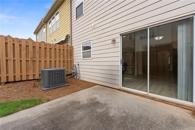 Building Photo - 318 Knelston Oak Dr NE