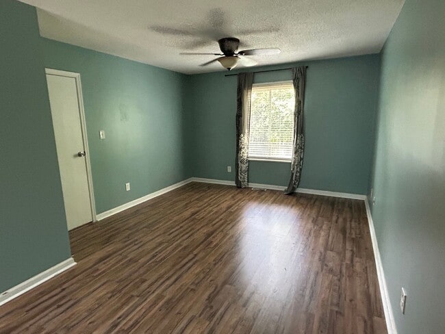 Building Photo - Wonderful 4 bed, 2.5 bath Single Family Ho...