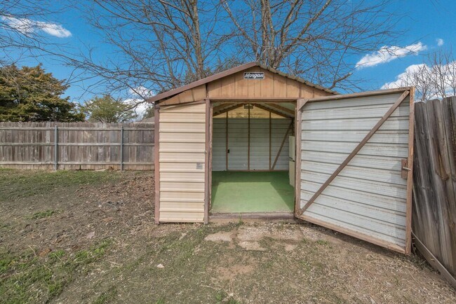 Building Photo - Midway ISD Country Home