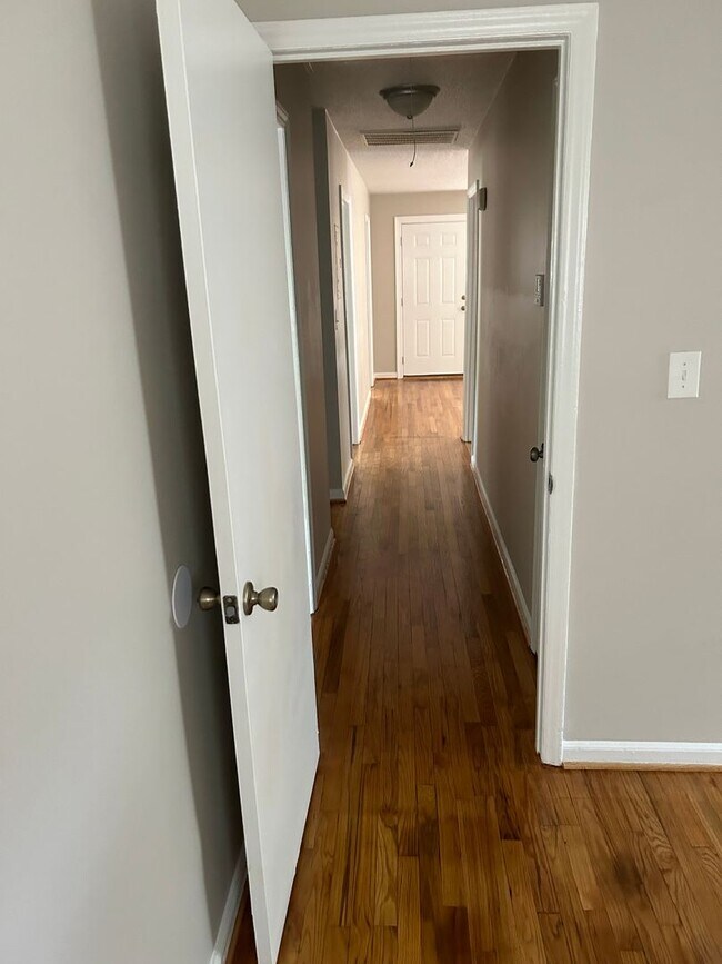 Building Photo - 3 bedroom, one bath house for rent