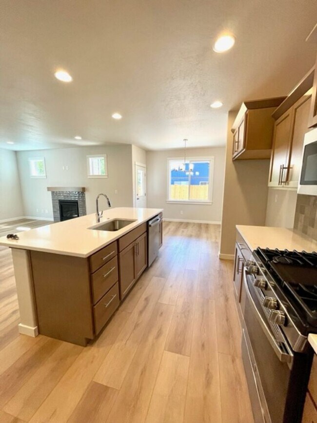 Building Photo - Stunning newer home in NE Bend neighborhood!