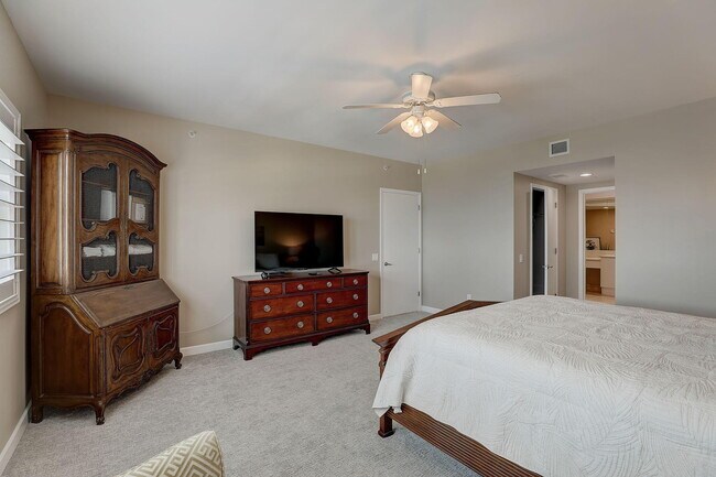 Building Photo - 2650 Lake Shore Dr