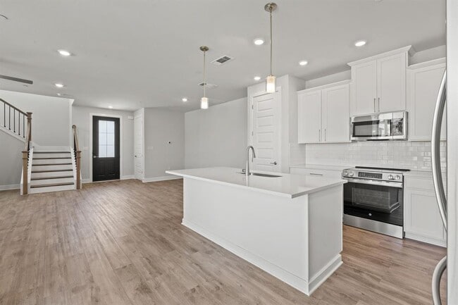 Building Photo - 213 Flowers Ave