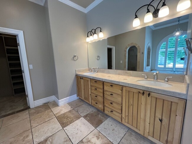Building Photo - Beautiful 5 Bedroom 4 Bathroom House in Ga...