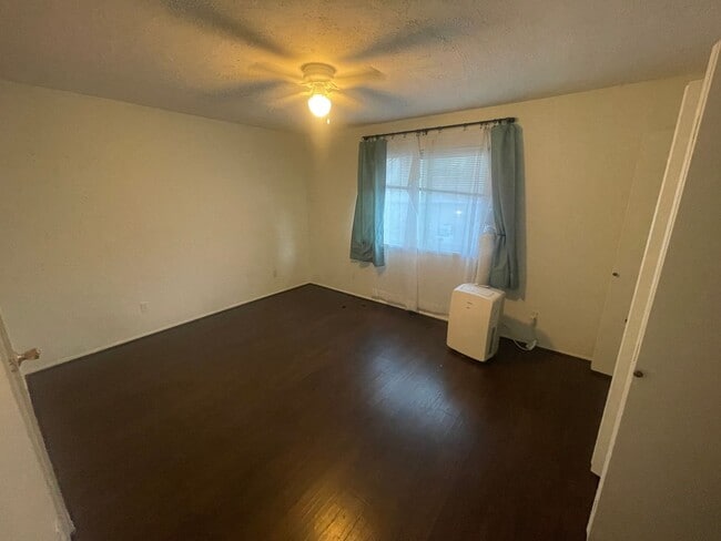 Building Photo - Beautiful Two Bedroom Home! End Unit!