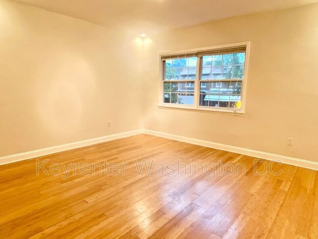 Building Photo - 1204 Holbrook St NE