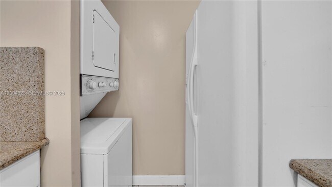 Building Photo - 9964 Twin Lakes Dr