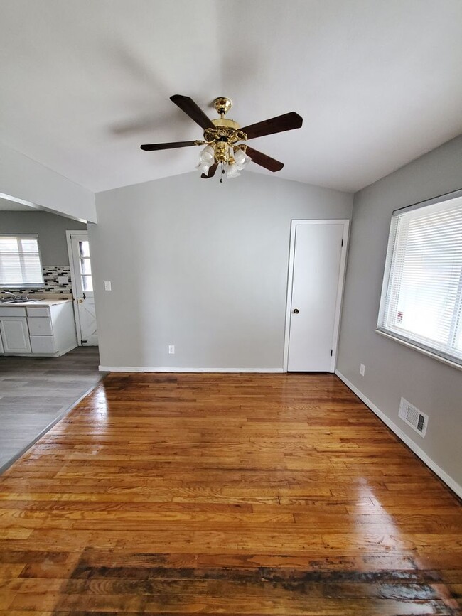 Building Photo - 3 BEDROOM SINGLE FAMILY HOME