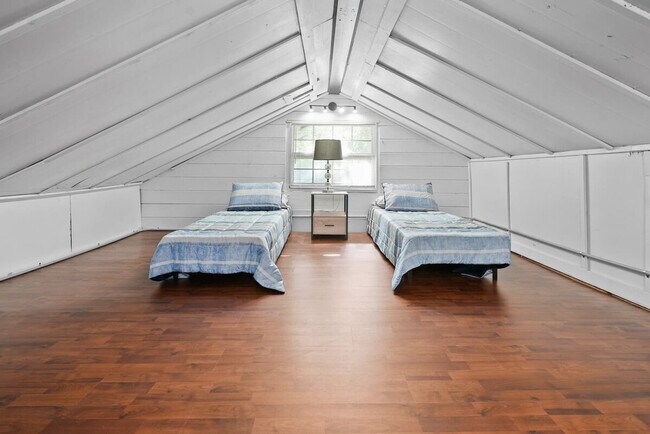 Building Photo - 1829 Hollenbeck Dr