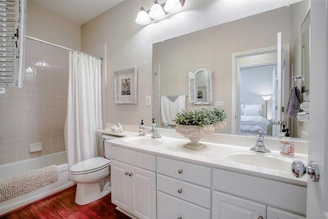 Building Photo - Immaculate Modern Townhouse in Sought-Afte...