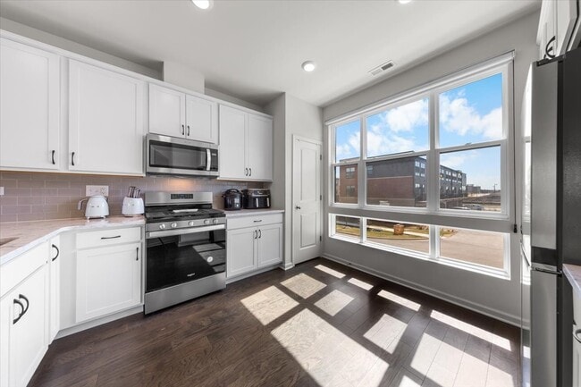 Building Photo - 2217 Venture Dr