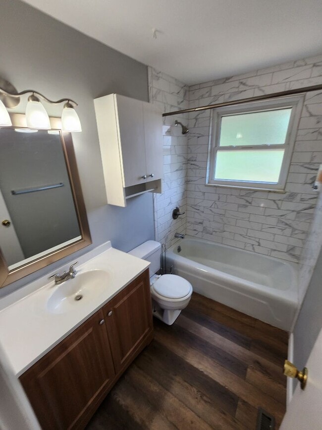 Building Photo - Beautiful Townhome