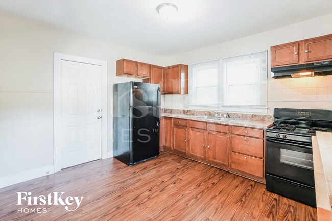 Building Photo - 410 Bangs St