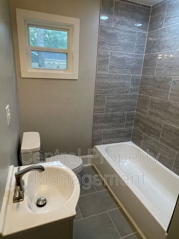 Building Photo - 522 Pennwood Dr