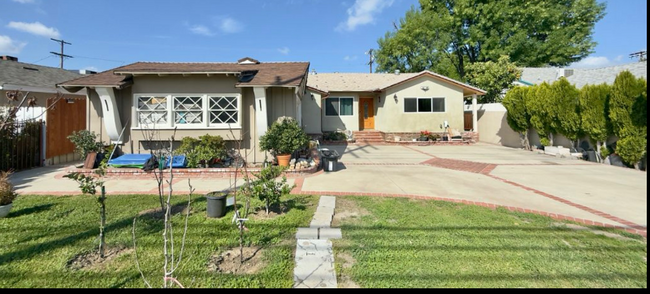 Primary Photo - 5921 Fallbrook Ave