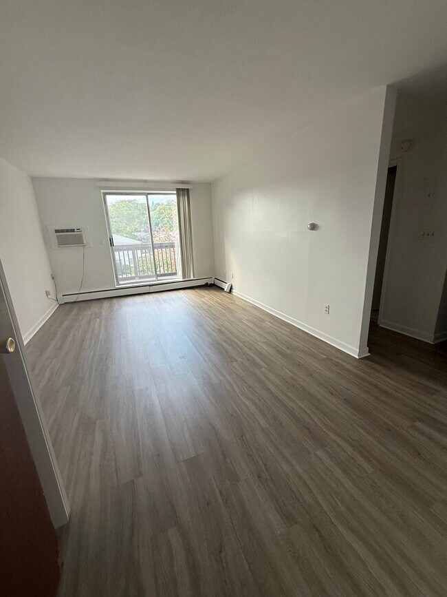 Building Photo - 142 Kenrick St