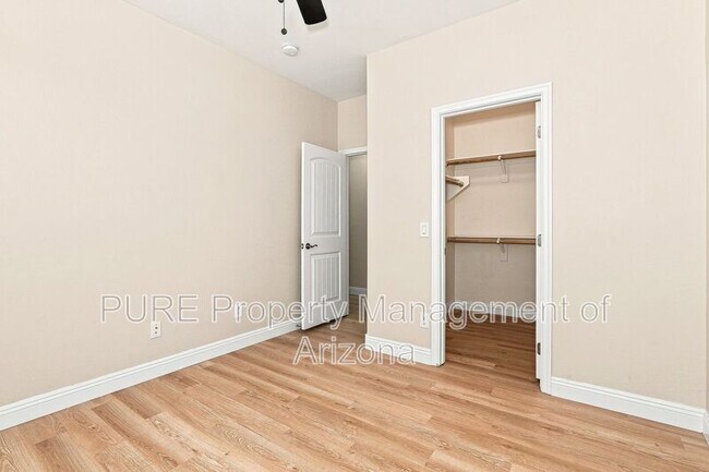 Building Photo - 1711 W Paisley Dr
