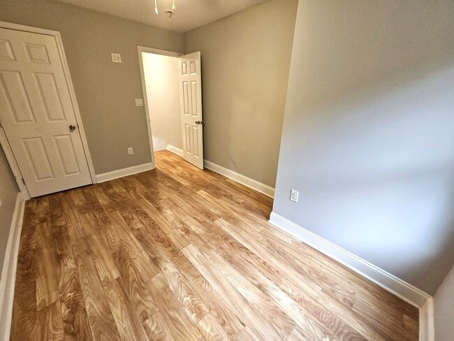 Building Photo - 2 Bedroom recently renovated Belmont Neigh...
