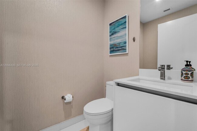 Building Photo - 900 N Ocean Blvd