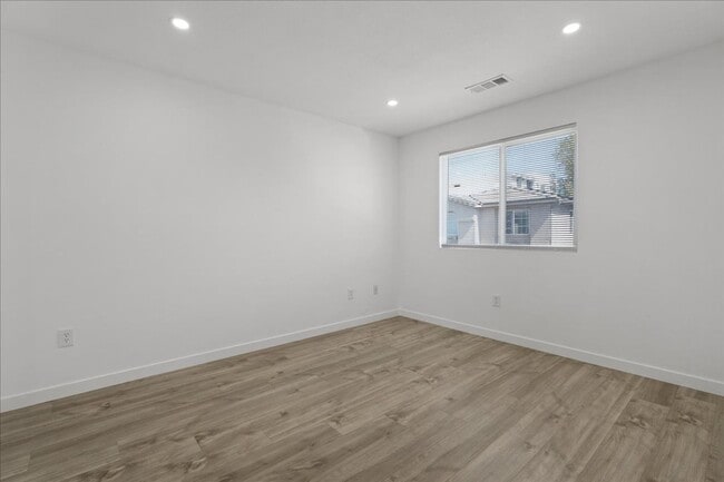 Building Photo - Fully Renovated 4 Bed 2.5 Bath Stunner In ...