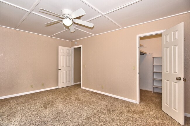 Building Photo - 2309 W Oakridge St