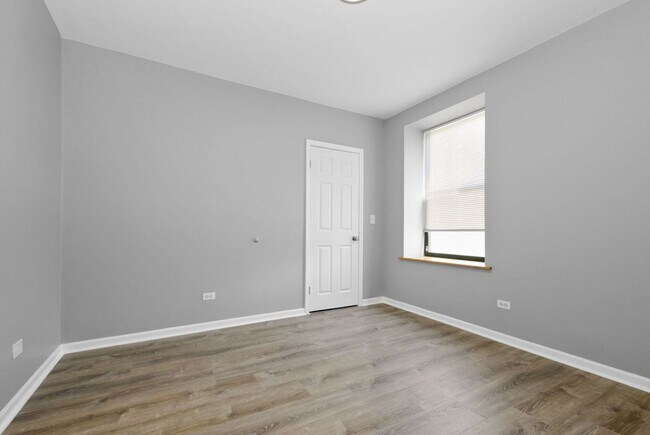 Building Photo - Two Bedroom Unit in South Shore - Move In Fee Special