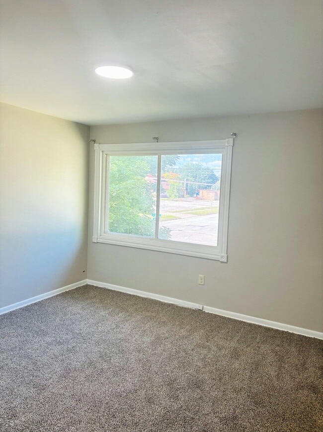 Building Photo - "Charming Saginaw Duplex: Spacious 2-Bedroom Haven with Gleaming Hardwood Floors!"