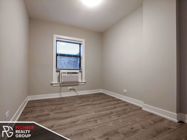 Building Photo - 711 W Brompton Ave