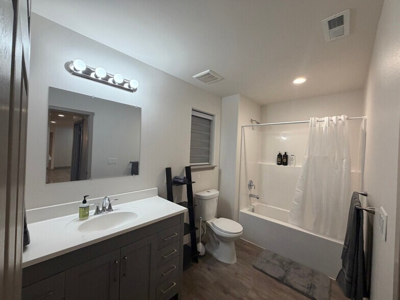 Building Photo - 185 Truman Dr