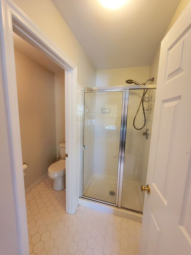 Building Photo - Waterfront! Spacious, updated, 4-bedroom &...