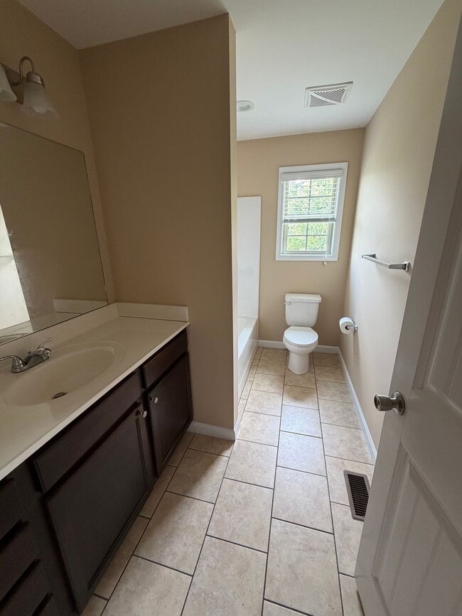 Building Photo - 2 Bedroom / 2 Bath Johnson City, TN 37604