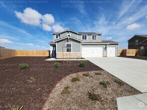 Building Photo - Spacious 5 bedroom/ 3.5 bathroom home