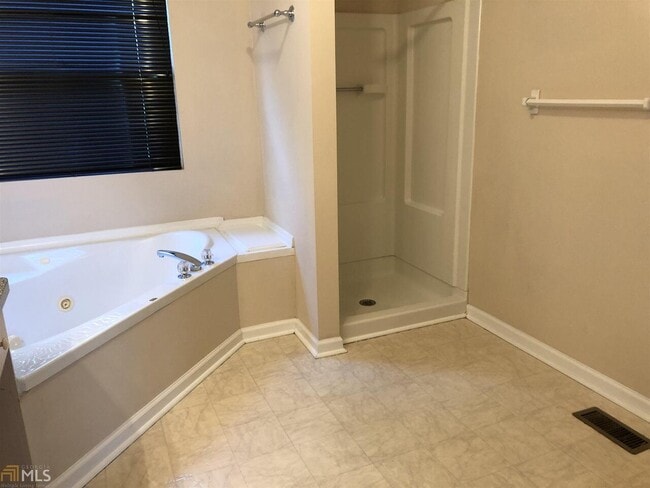 Building Photo - 5955 Graywood Cir SE