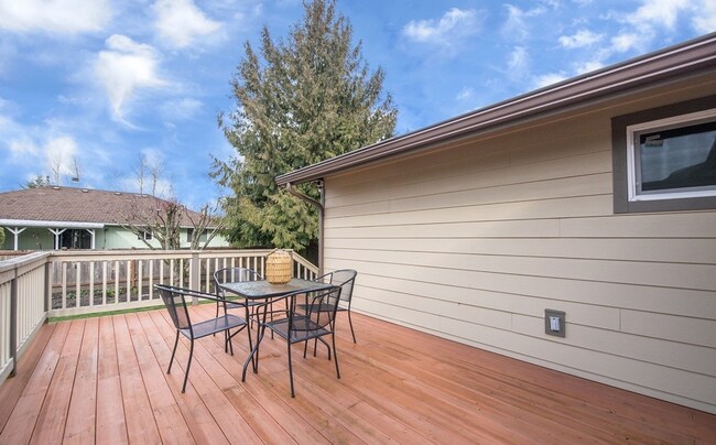 Building Photo - Bright Beautiful Home with huge fenced bac...