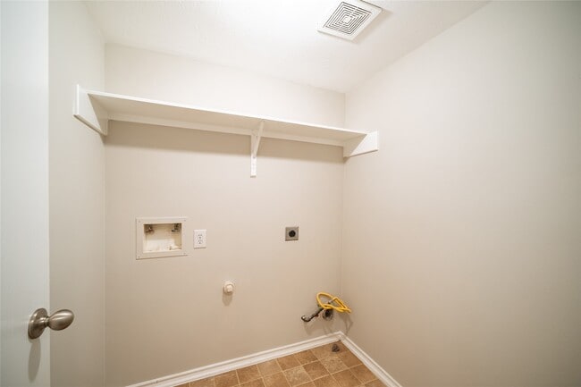 Building Photo - 930 Lancaster Lake Dr