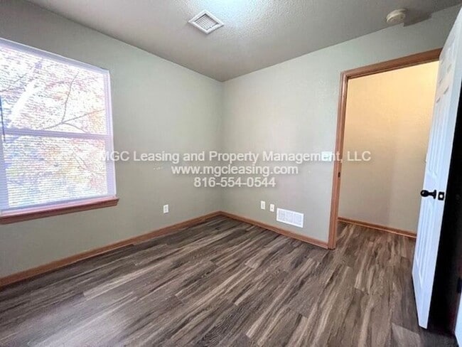 Building Photo - Charming Ranch-Style Duplex in Blue Spring...