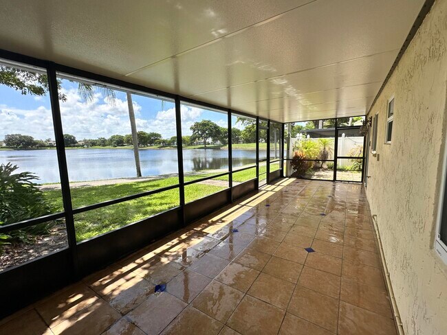 Building Photo - 17 Tara Lakes Dr E