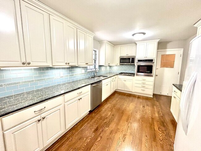 Building Photo - $500 Move In Special-or-$100 off monthly r...
