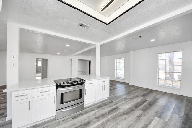 Building Photo - 8011 La Roche Ln