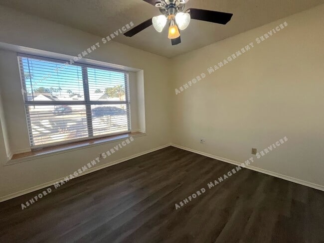 Building Photo - 3 BEDROOM 2 BATHROOM IN PHOENIX WITH TONS ...