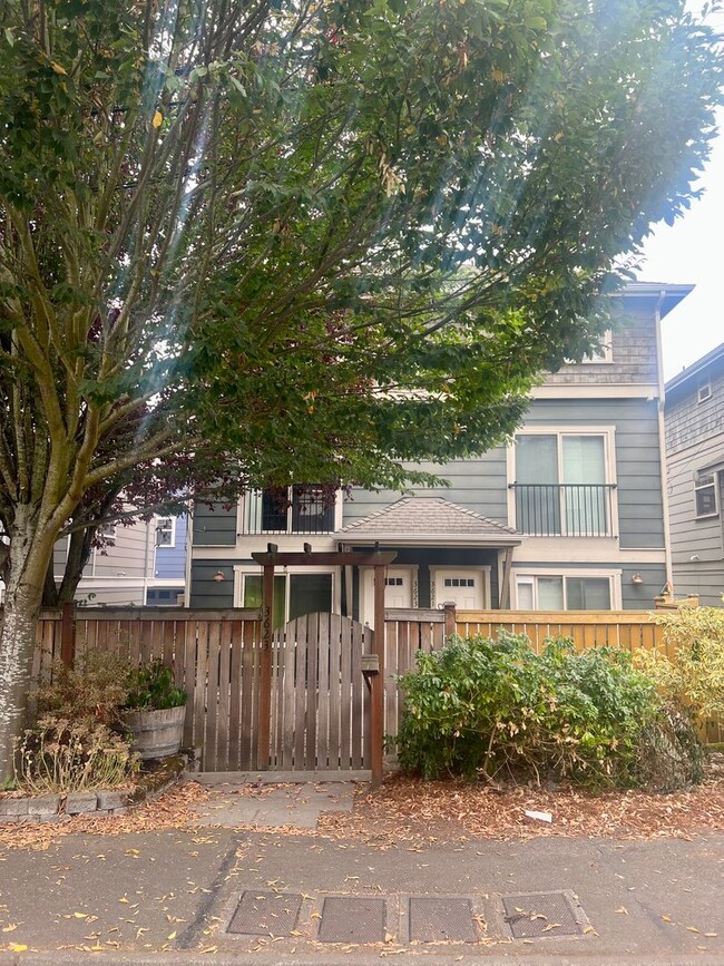 Primary Photo - Available 1/0! Cozy townhouse in the Mt Ba...