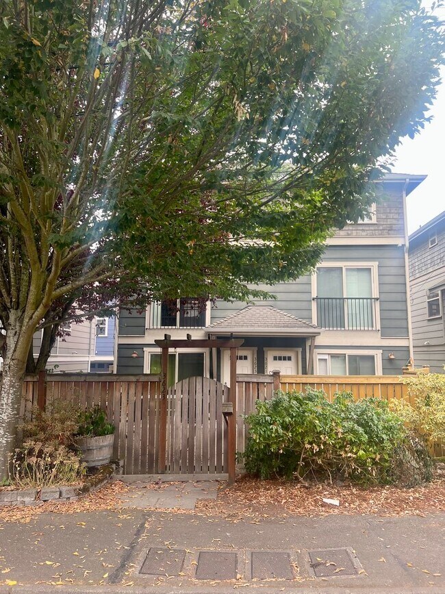 Building Photo - Available 1/0! Cozy townhouse in the Mt Baker neighborhood.