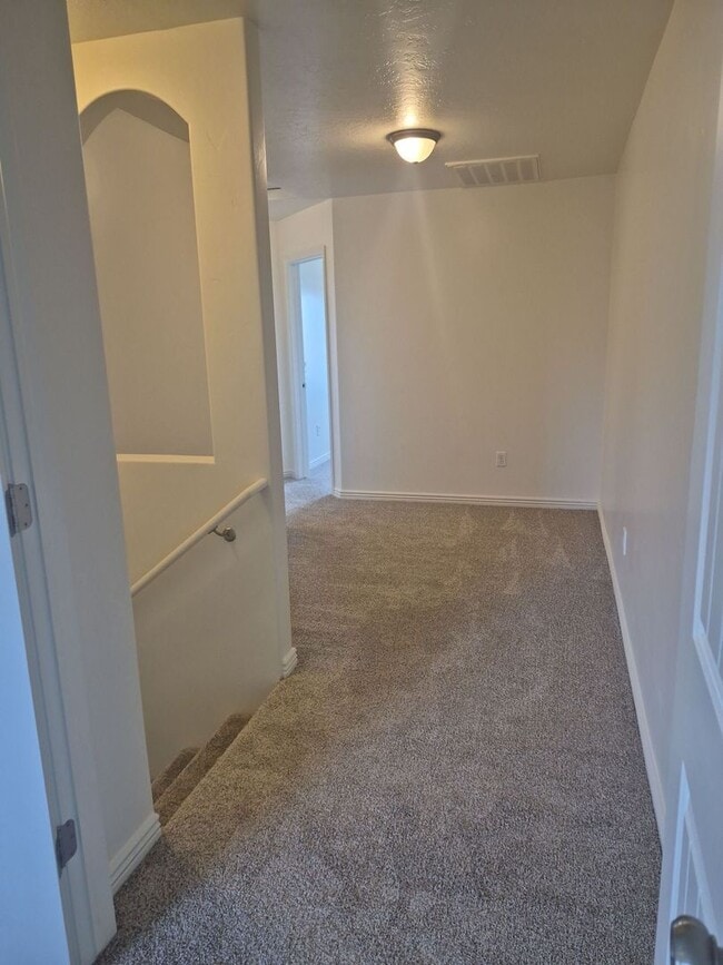 Building Photo - Remodeled 3 Bed / 2.5 Bath Townhome in Great Location