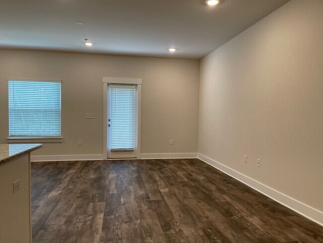 Building Photo - 1630 Iroquois Ct