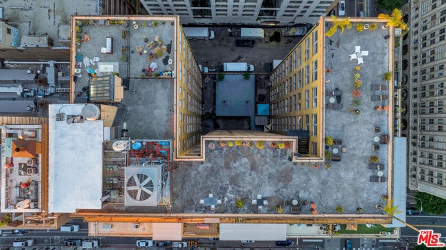 Building Photo - 215 W 7th St