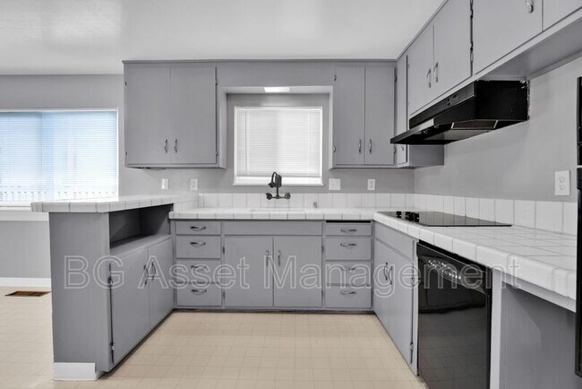 Building Photo - 6249 Highland Ave