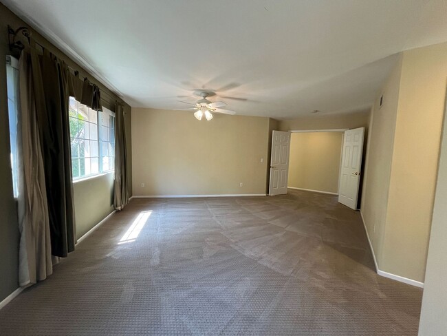 Building Photo - MOVE-IN READY 3BR w/loft, family room + du...