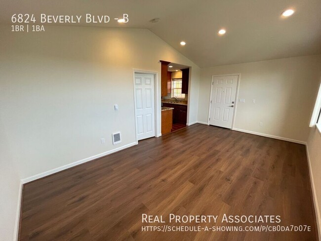 Building Photo - 6824 Beverly Blvd