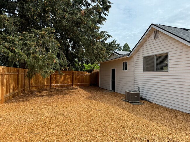 Building Photo - Updated 3 bedroom 2 bathroom duplex in his...